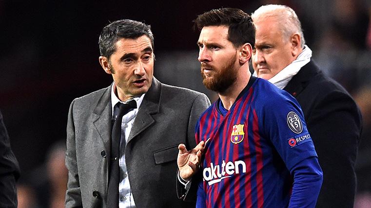 Ernesto Valverde y Leo Messi en un partido