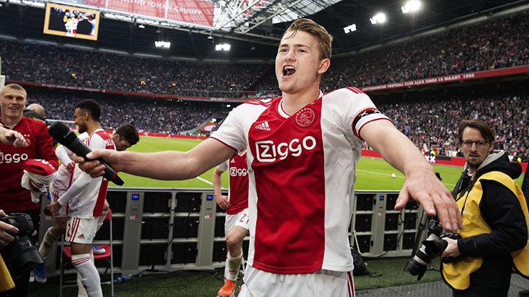 Matthijs Of Ligt, celebrating the title of Eredivisie with the Ajax