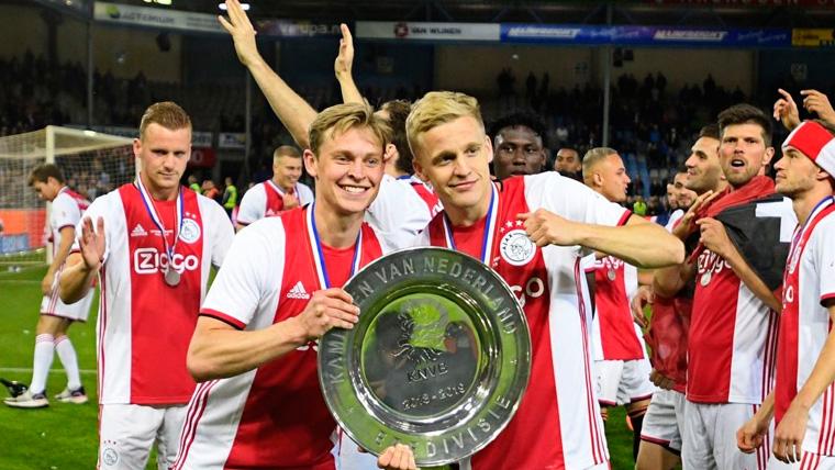 Los jugadores del Ajax celebran el título de la Eredivisie