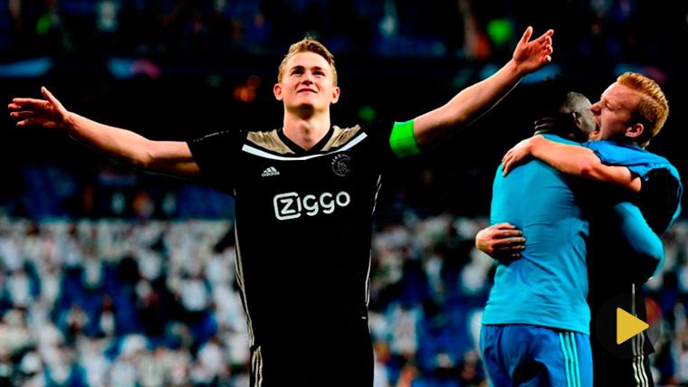 Matthijs Of Ligt celebrates a victory of the Ajax in the Champions
