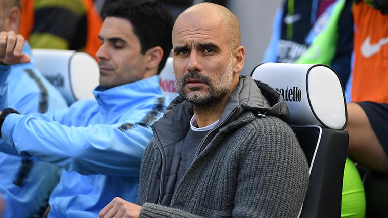 Pep Guardiola se sienta en el banquillo del City