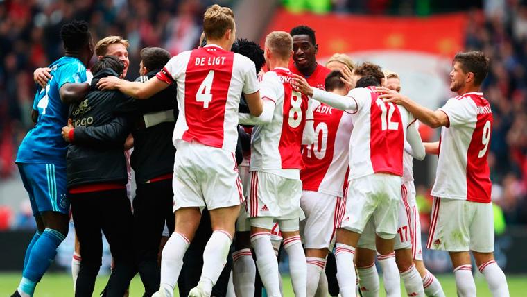 The players of the Ajax celebrate the title of the Eredivisie