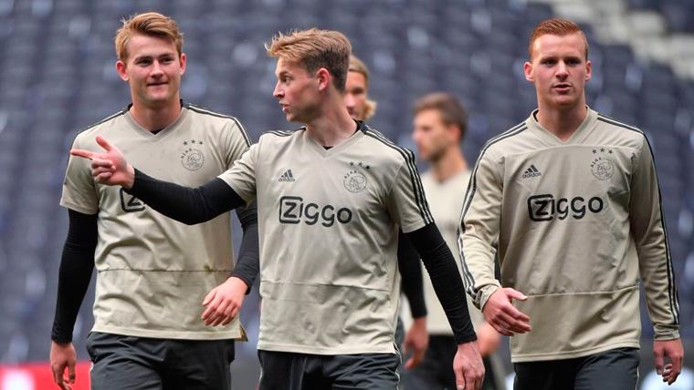 Matthijs Of Ligt and Frenkie of Jong in a training of the Ajax