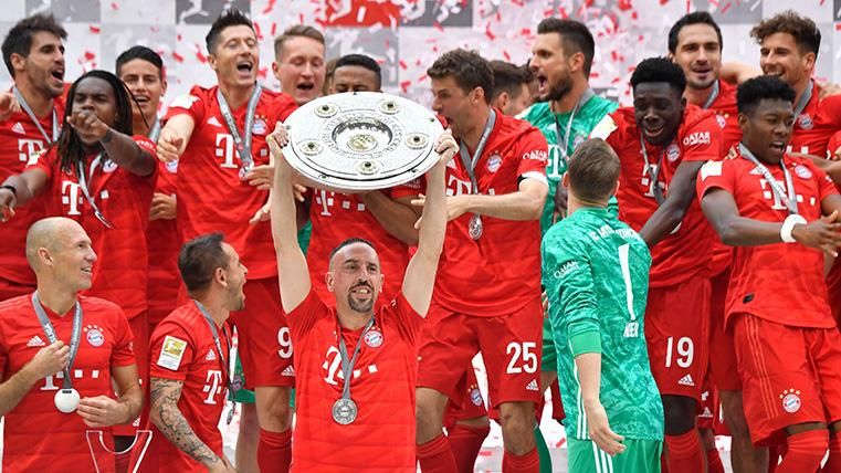 El Bayern celebra el título de Liga contra el Eintracht