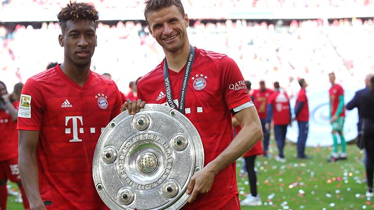 Kingsley Eat and Muller pose with the title of League