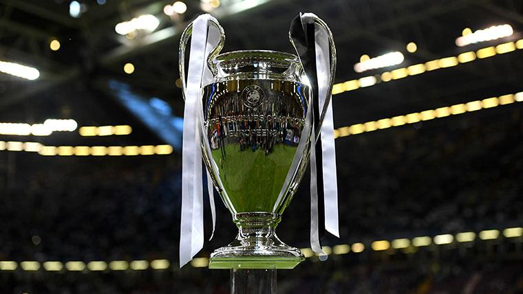 The trophy of the Champions League in one of the past editions