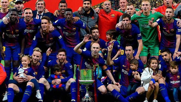 Los jugadores del FC Barcelona celebran el triunfo en la Copa del Rey