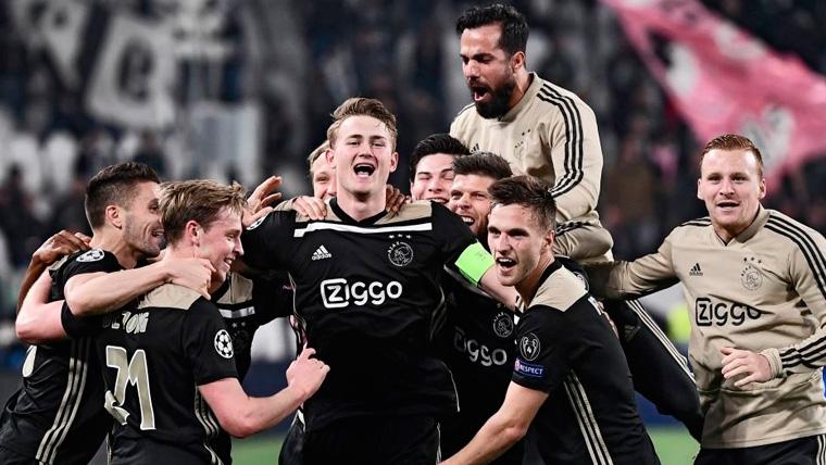 The players of the Ajax celebrate a triumph in the Champions