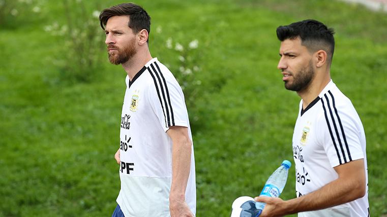 Leo Messi and the 'Kun' Agüero, during a training with Argentina