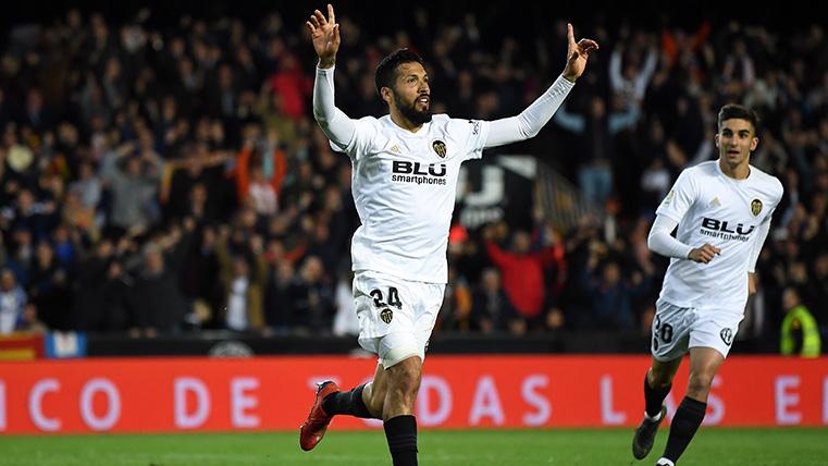 Ezequiel Garay celebrates a goal with Valencia