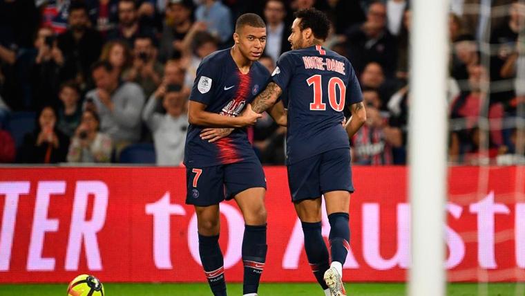 Kylian Mbappé And Neymar celebrate a goal of the PSG