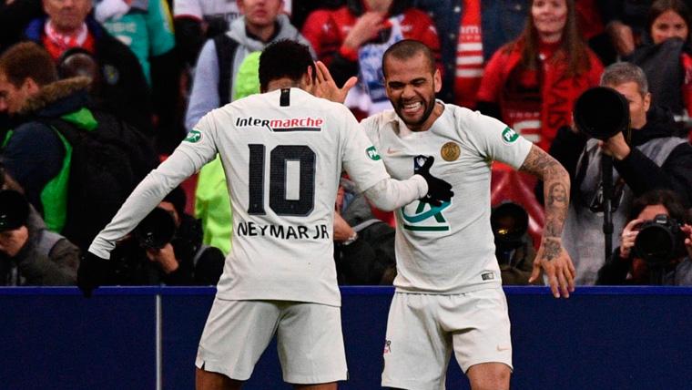 Neymar y Dani Alves celebran un gol del PSG