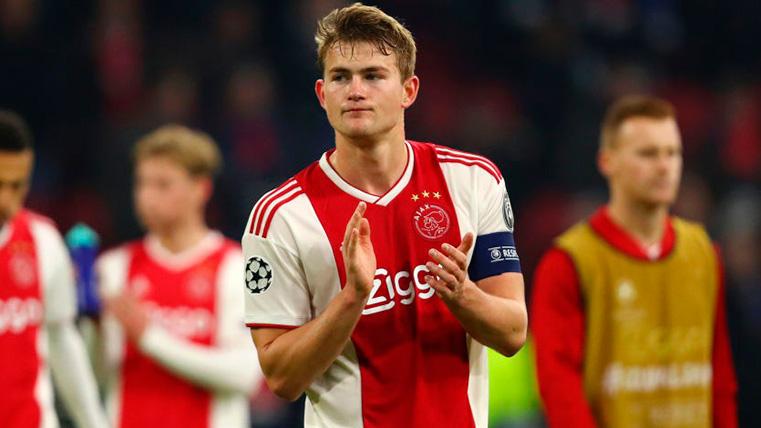 Of Ligt applauds to his fans after a party of Ajax