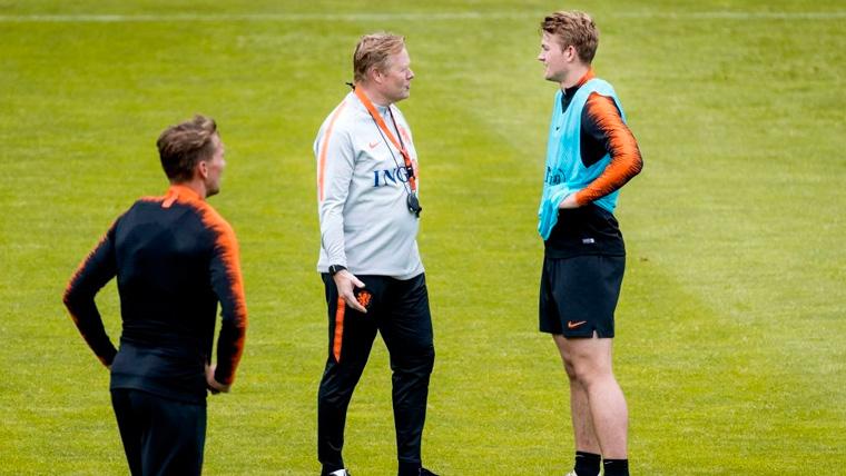 Ronald Koeman and Matthijs of Ligt in a training of the Dutch selection