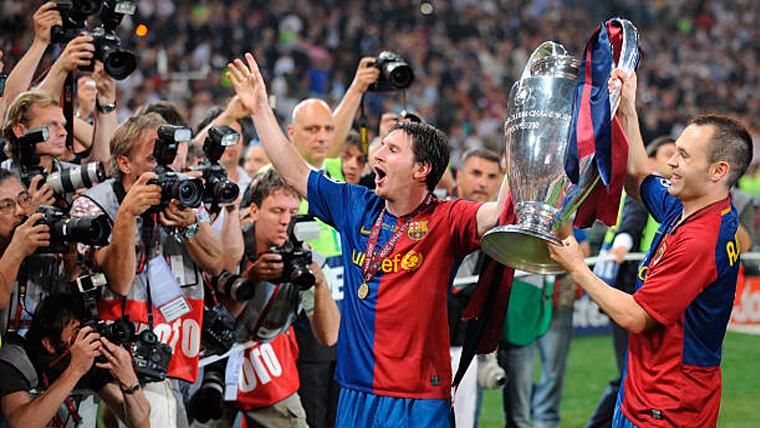 Leo Messi y Andrés Iniesta, levantando la Champions League