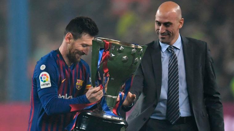 Luis Rubiales en la entrega del trofeo de campeón de LaLiga al FC Barcelona
