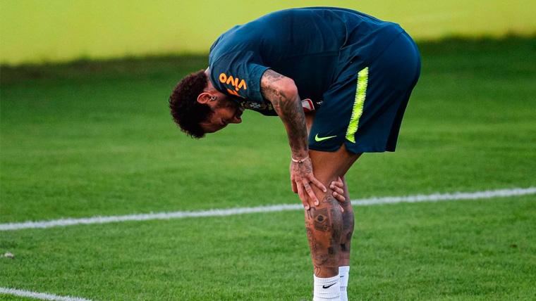Neymar Hurts  of the knee in a training of the Brazilian selection
