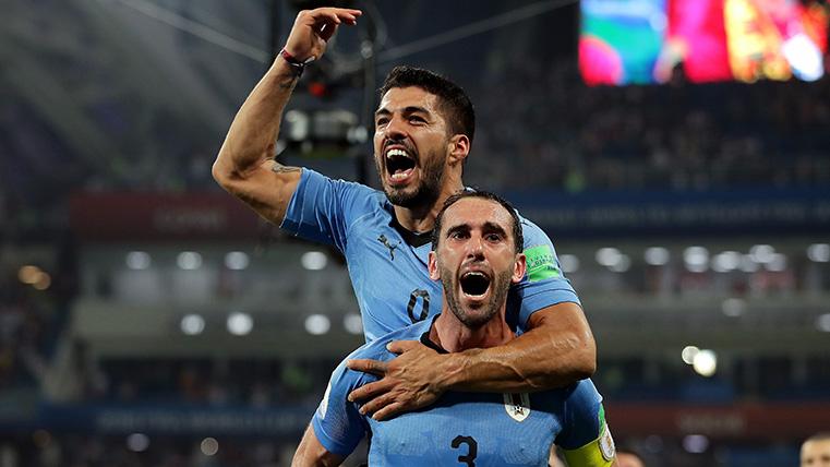 Luis Suárez y Diego Godín, celebrando un gol con Uruguay