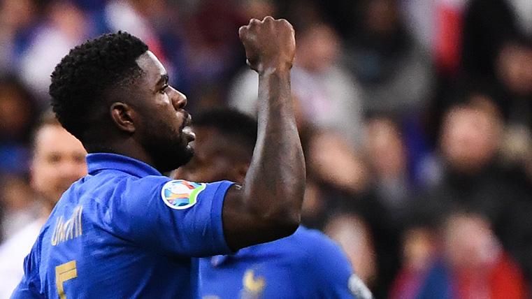 Samuel Umtiti, celebrating a goal with the selection of France