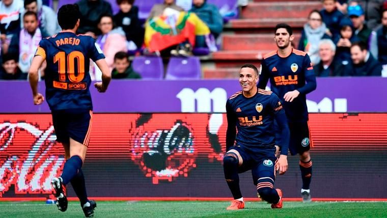 Dani Parejo y Rodrigo Moreno celebran un gol del Valencia