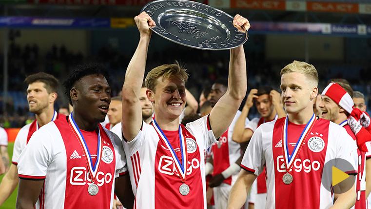 Frenkie de Jong, levantando el trofeo de la Eredivisie