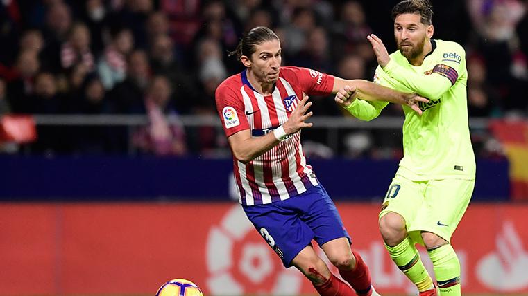 Filipe Luis, struggling by a balloon with Leo Messi