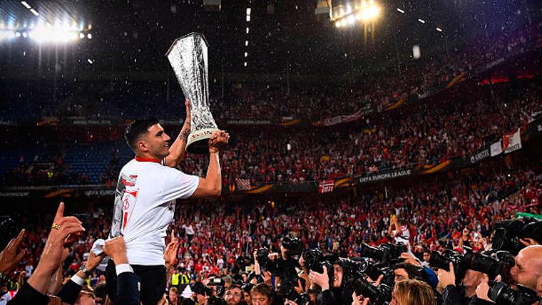 José Antonio Reyes, celebrando la UEFA con el Sevilla