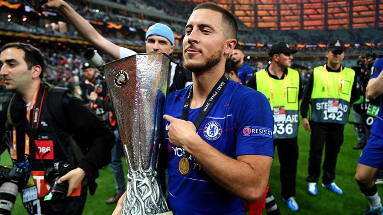 Eden Hazard, with the trophy of the UEFA Europe League