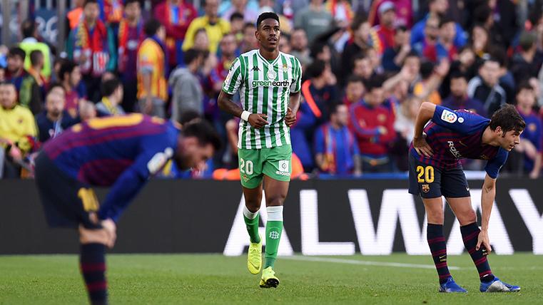 Junior Firpo, after marking a goal against the FC Barcelona