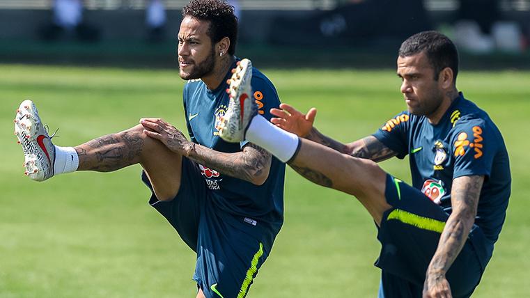 Neymar Jr y Dani Alves, entrenándose con la selección de Brasil