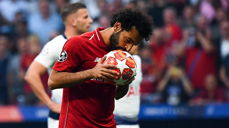 Salah, a punto de chutar un penalti ante el Tottenham