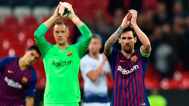 Leo Messi y Marc-André ter Stegen aplauden tras un partido del FC Barcelona