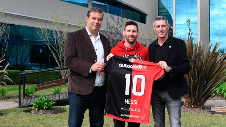 Leo Messi poses with the T-shirt of Newell's Old Boys | CANOBoficial