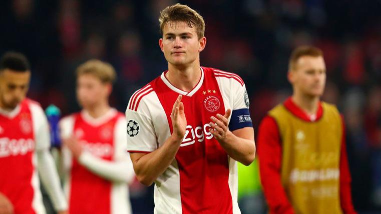 Of Ligt applauds after a party of the Ajax