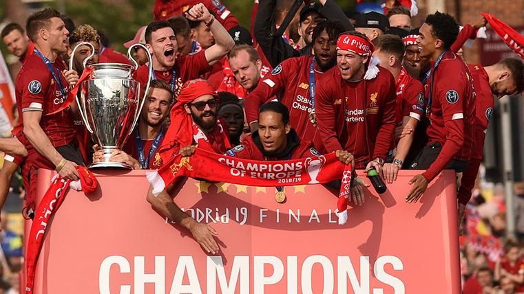 El Liverpool celebra la Copa de Europa en su autocar