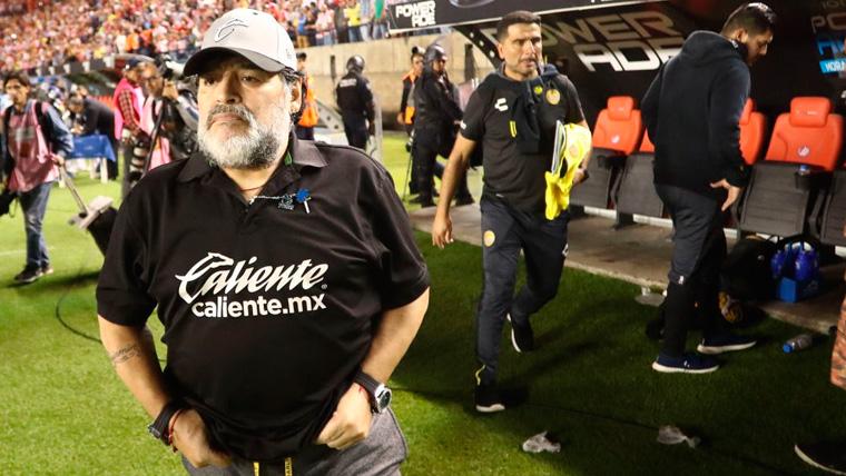 Diego Armando Maradona en un partido de los Dorados de Sinaloa