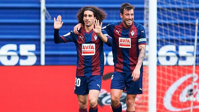 Marc Cucurella celebra un gol con el Eibar