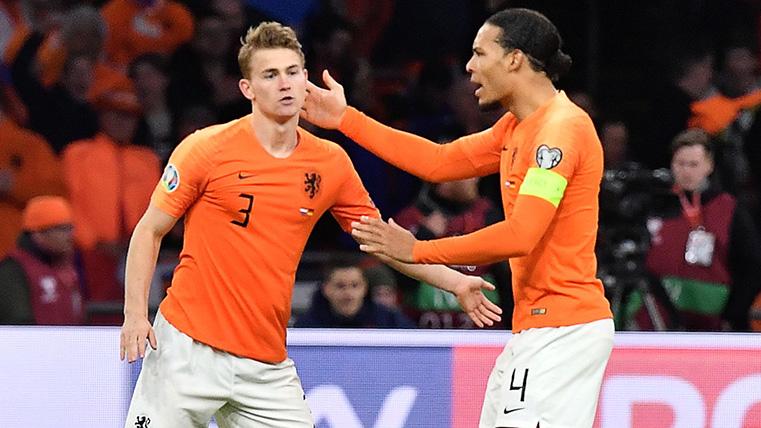 They go Dijk and Of Ligt in a party with Holland