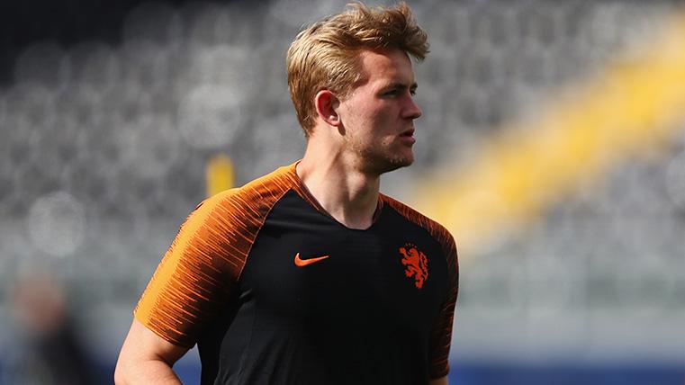 Of Ligt in a training with Holland
