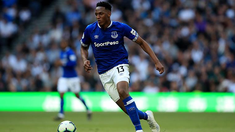 Yerry Mina en un partido con el Everton