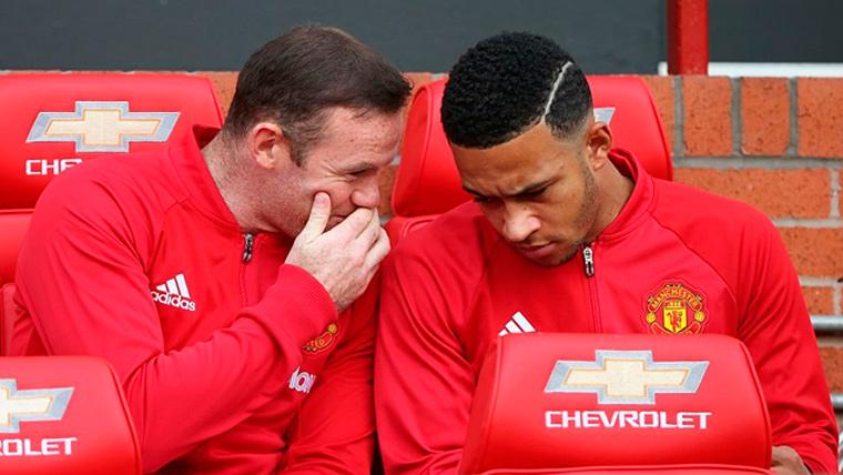 Wayne Rooney y Memphis Depay en el banquillo del Manchester United