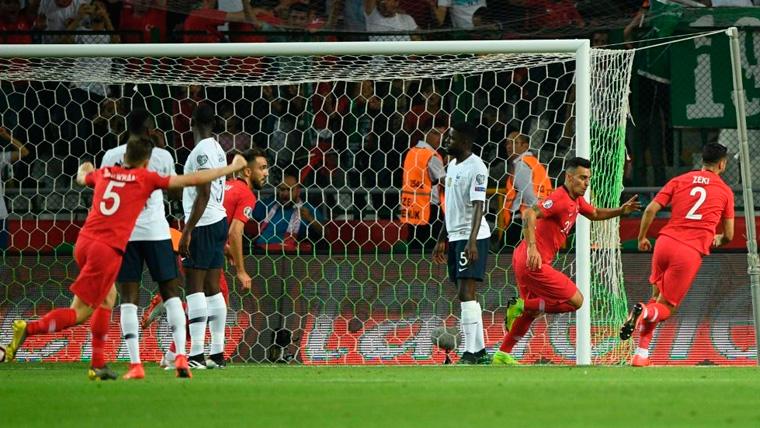 Los jugadores de la selección de Turquía celebran un gol a Francia