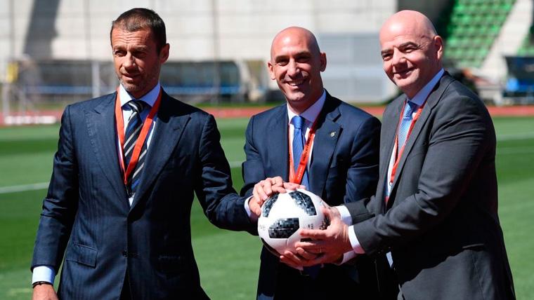 Aleksander Ceferin, Luis Rubiales and Gianni Infantino in an act in Brush Them