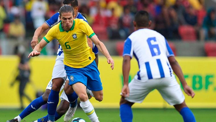 Filipe Luis en un partido con la selección de Brasil