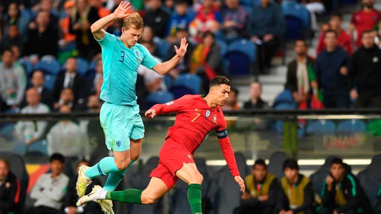 Matthijs de Ligt y Cristiano Ronaldo en un partido de la UEFA Nations League