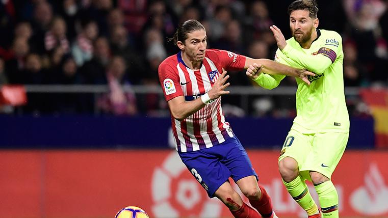 Leo Messi, intentando superar a Filipe Luis en un Atlético-Barça