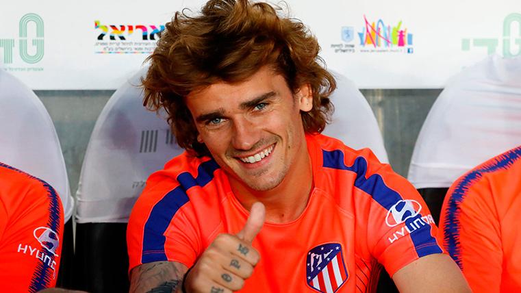Antoine Griezmann, sonriente in the bench of the Athletic of Madrid