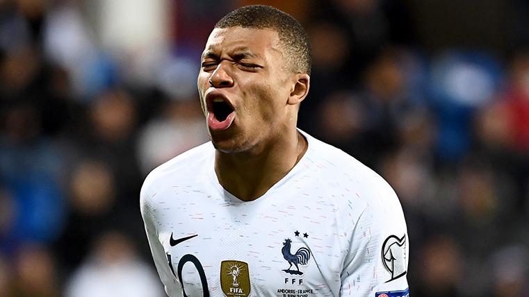Kylian Mbappé, protesting an action during the Andorra-France