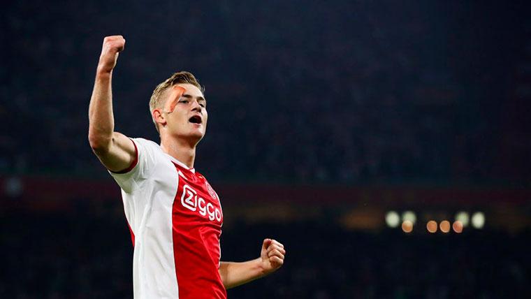 Matthijs Of Ligt moves away of the Barça