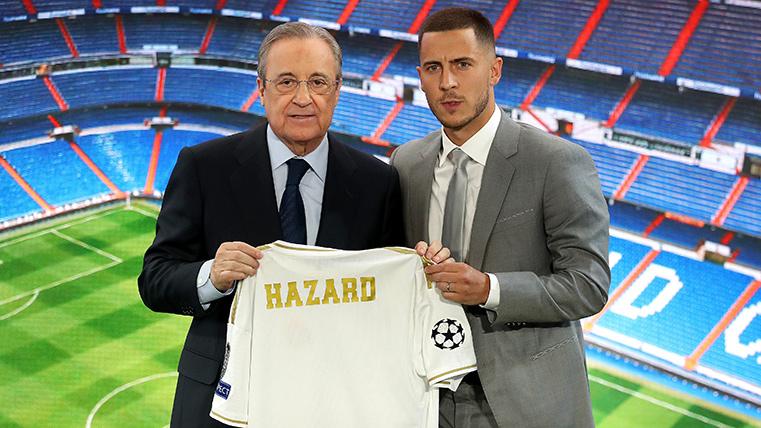 Eden Hazard, junto a Florentino Pérez en el Santiago Bernabéu
